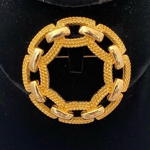 Vintage gold tone rope link design round brooch